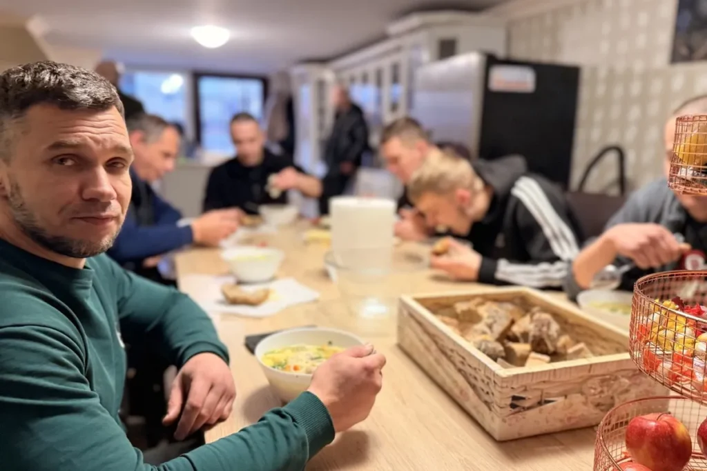 Пациенты центра «Ренессанс» во время приёма пищи