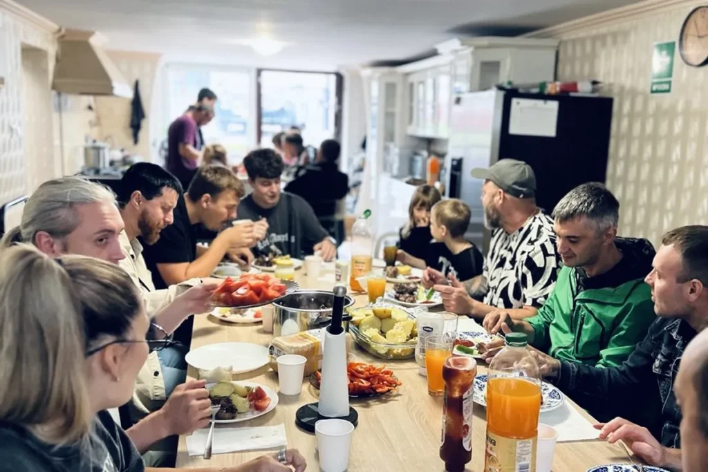 совместный ужин пациентов в реабилитационном центре Ренессанс