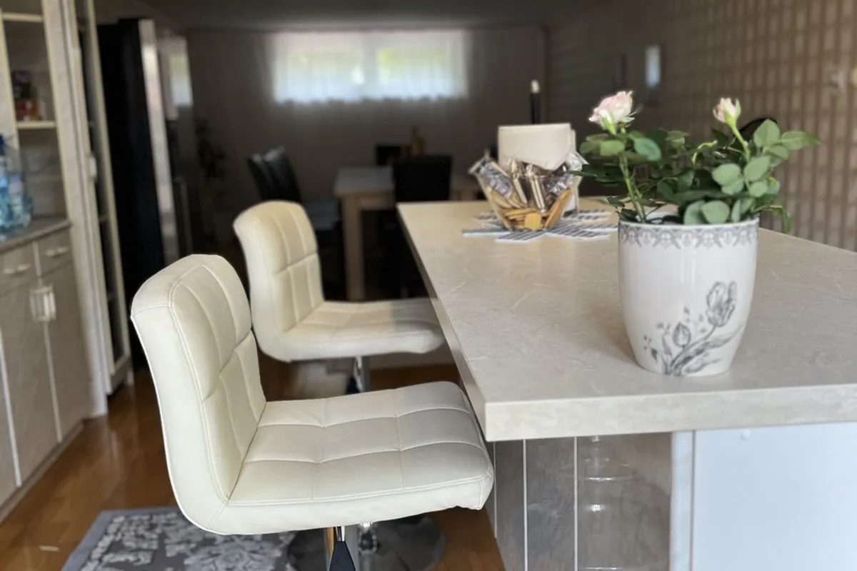 уютная кухня и зона отдыха в реабилитационном центре Ренессанс